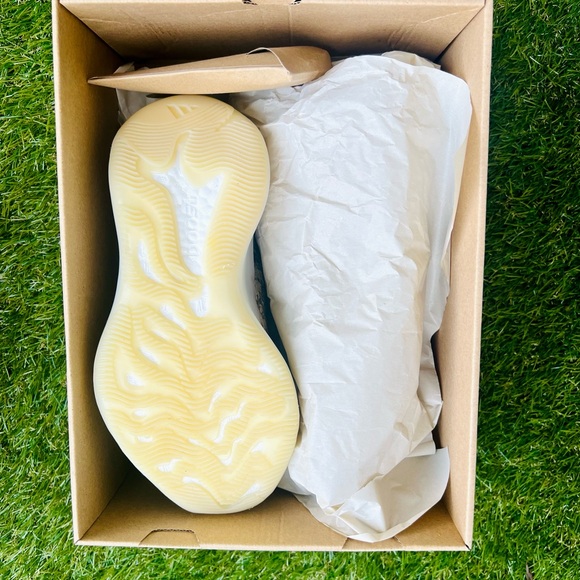 adidas Yeezy Boost 380 Box - Picture 1 of 7
